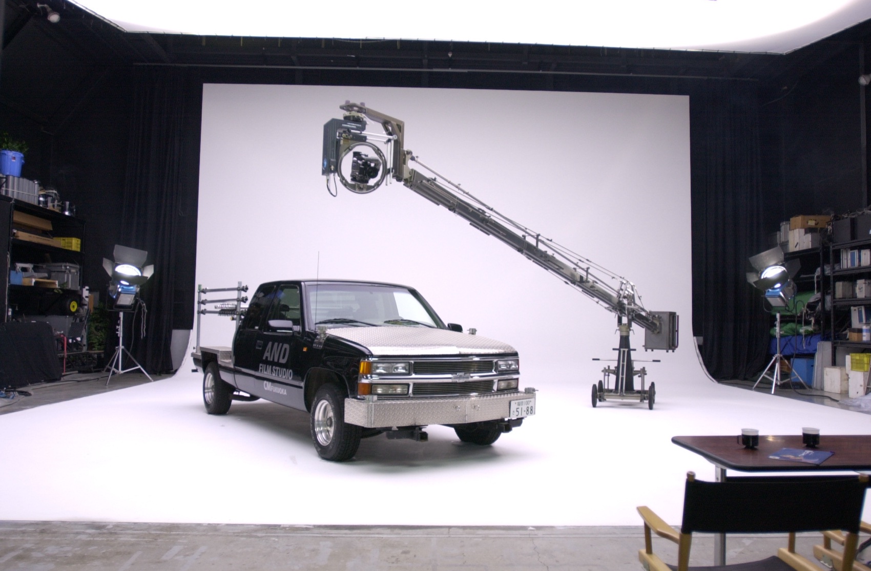 AND FILM STUDIO 福岡スタジオ（白ホリゾントに車両を入れての撮影）